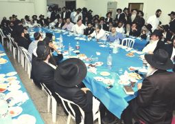 מאות בהתוועדות המרכזית של יום הבהיר כ"ח סיון